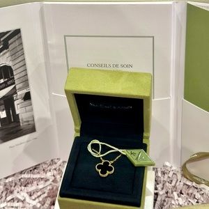 Van Cleef & Arpels Vintage Alhambra Pendant 18K Yellow Gold, Onyx